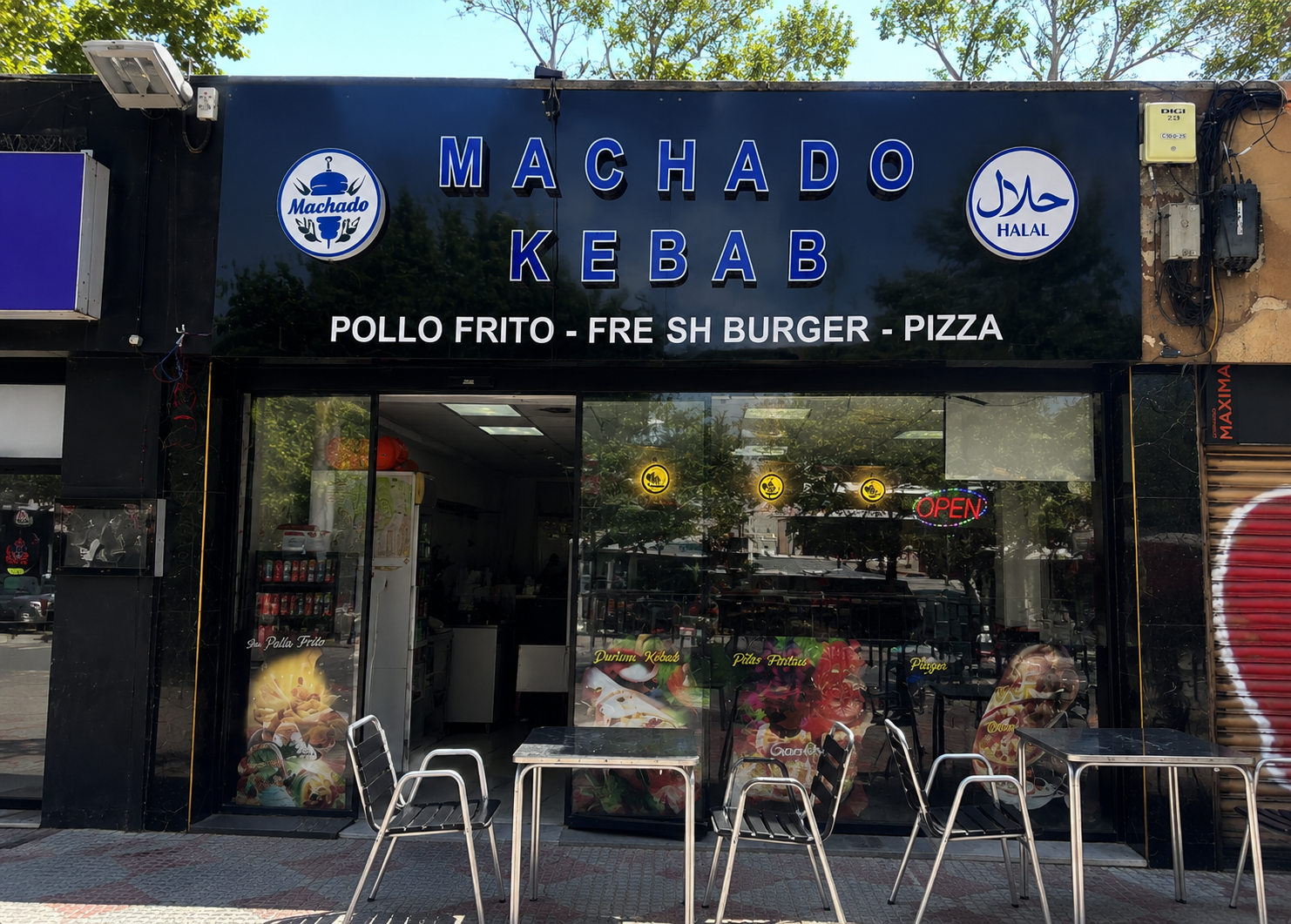 Exterior nocturno de Machado Kebab, Carrer d'Antonio Machado 24, Barcelona